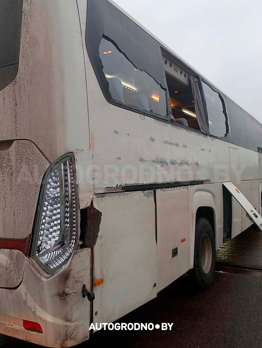 Автобус Варшава – Гродно врезался в полицейскую машину – есть пострадавшие  | tochka.by