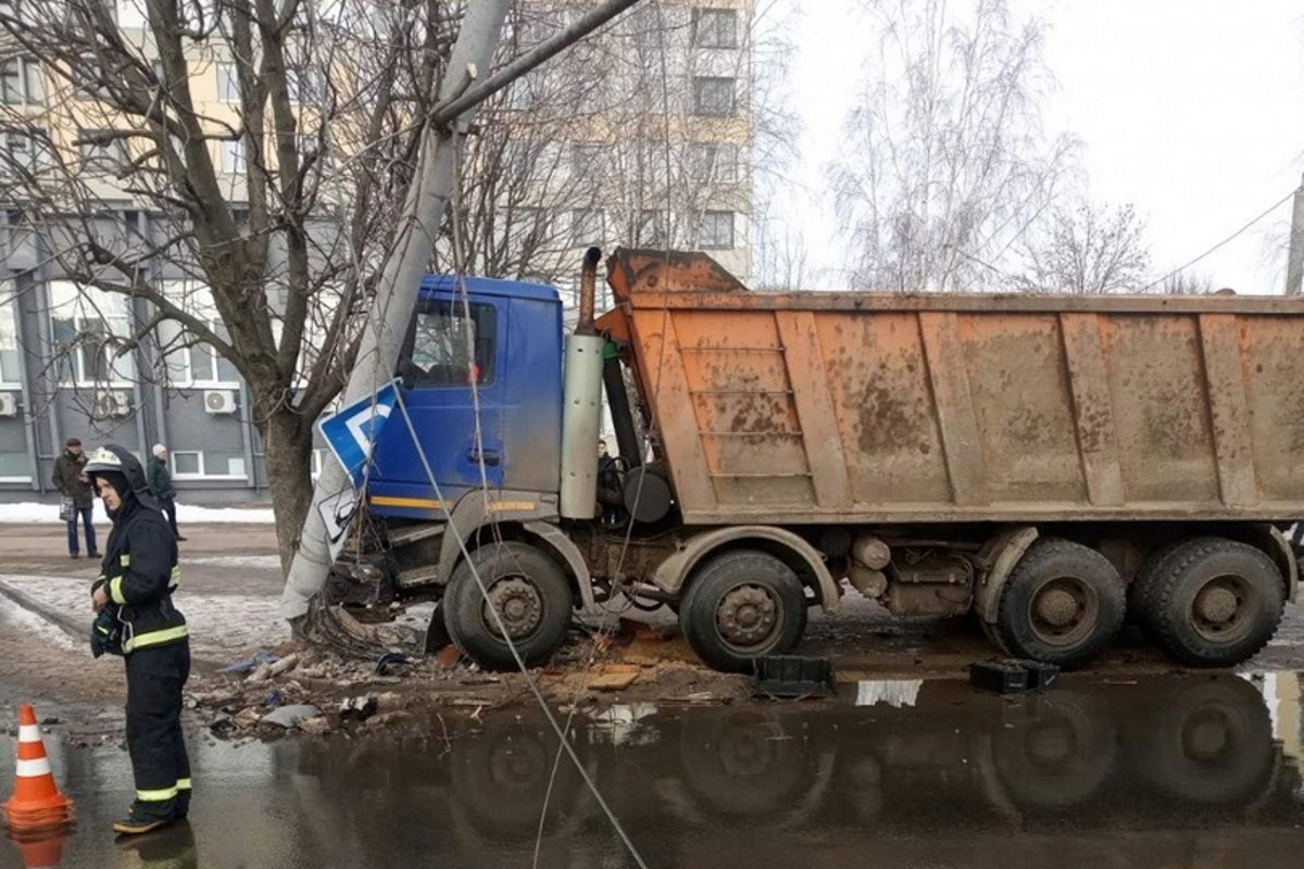 В Могилеве грузовик снес легковушку и врезался в дерево | tochka.by