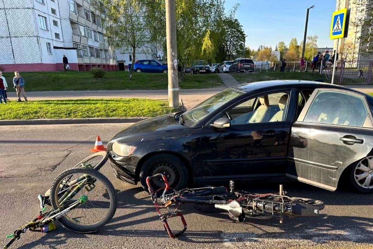 На пешеходном переходе легковой автомобиль Volvo сбил двух велосипедистов |  tochka.by