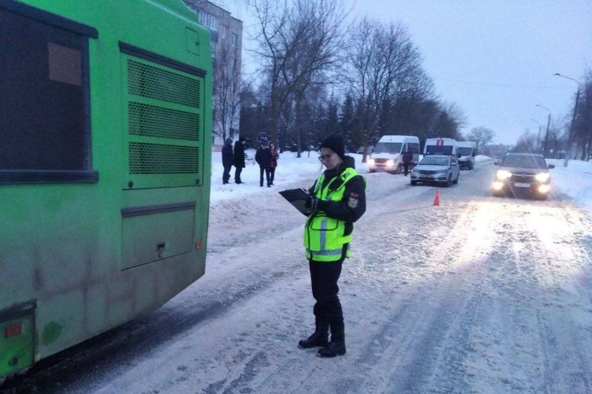 Пенсионерка погибла после того, как ее шубу зажали двери автобуса |  tochka.by