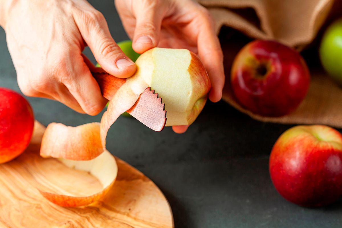 Есть яблоки без кожуры. Peel Apple. Slice Peeled Apples. Woman peeling Apple.