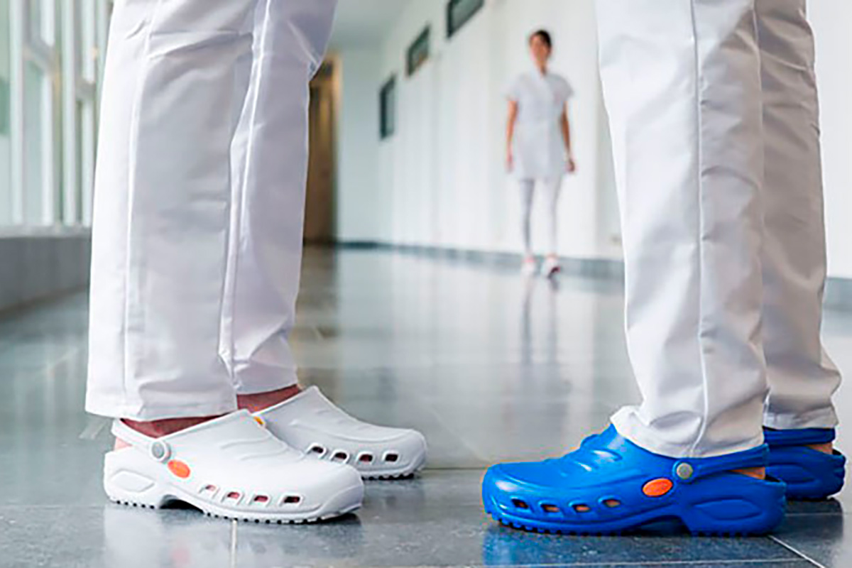Кроссовки это обувь на резиновой или пластиковой. Медицинская обувь. Обувь для медиков. Обувь для медперсонала. Удобная обувь для медработников.