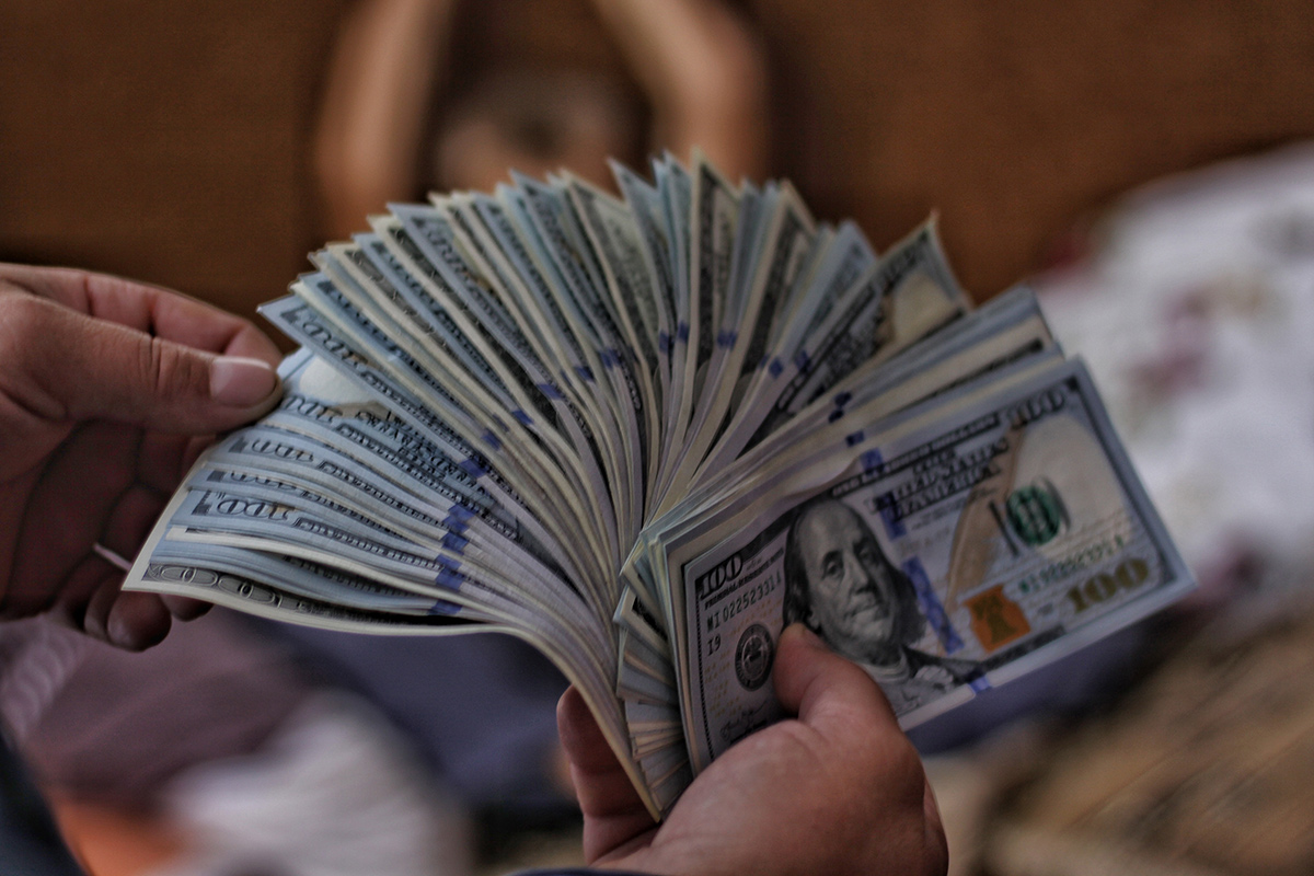 Доллар закрепился на отметке в три рубля на торгах 26 июня