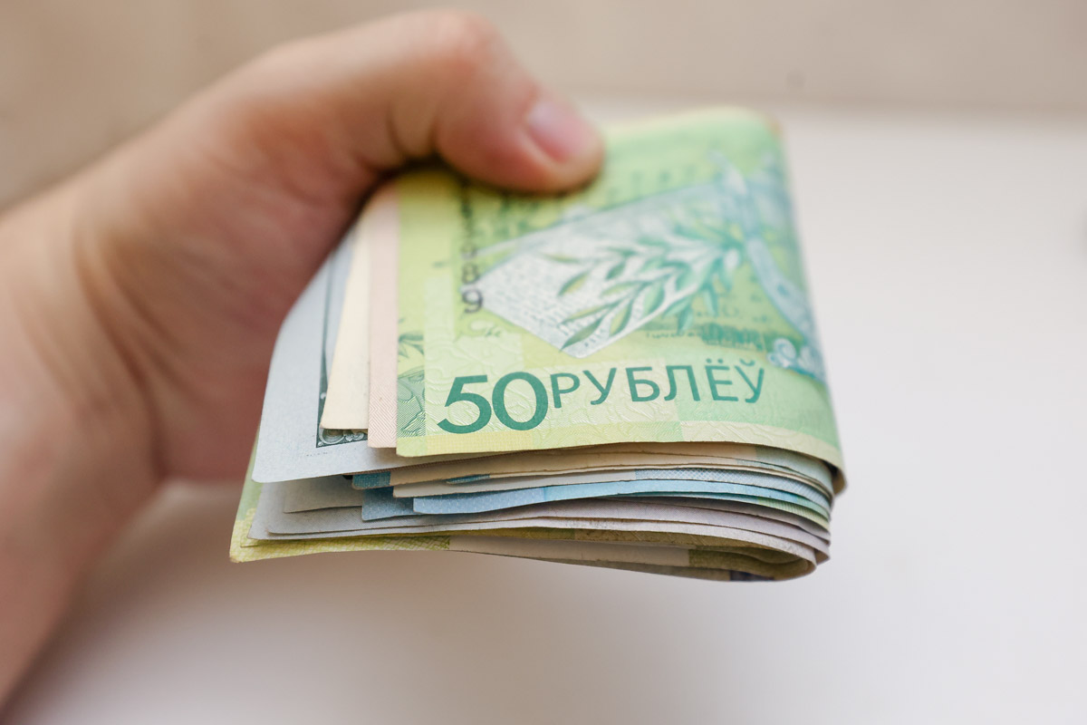Белстат назвал среднюю зарплату белорусов в марте