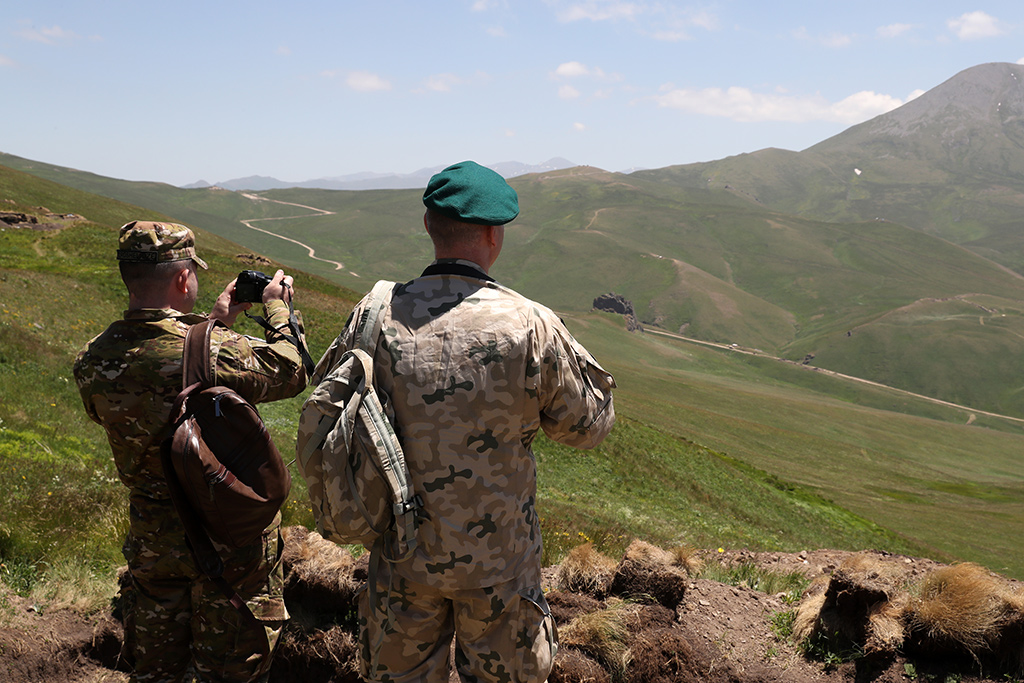 Граница армении и ирана. Армения граница солдат. Российские пограничники в Армении. Пограничная служба Армении.