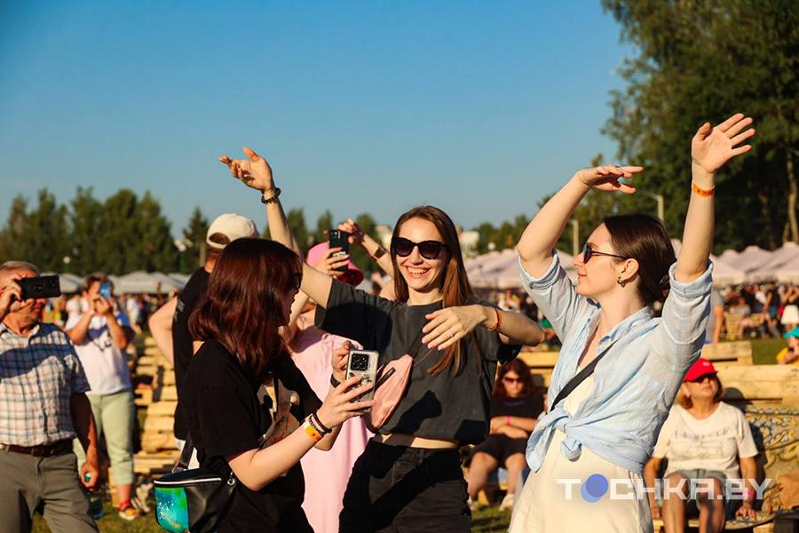 Фанаты «рвут» танцпол! Второй день рок-фестиваля в Пружанах стал еще более горячим, чем первый