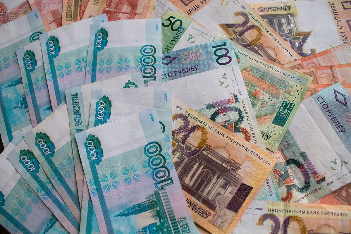 Белорусский рубль укрепился к трем валютам на торгах 18 апреля