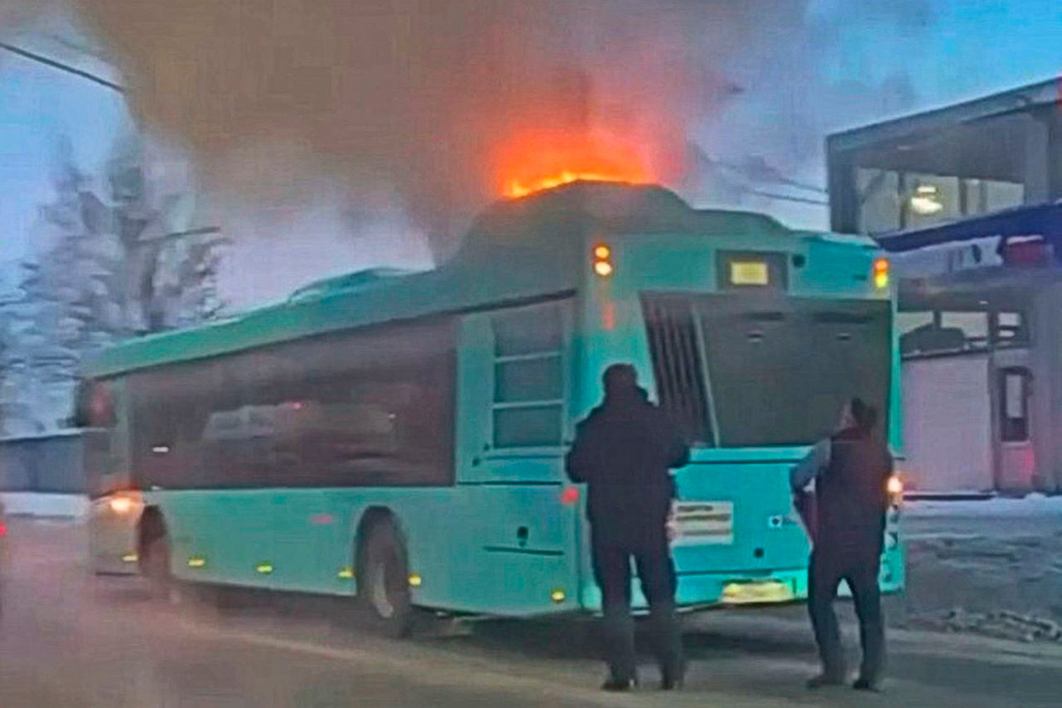 В Санкт-Петербурге снова загорелся автобус МАЗ