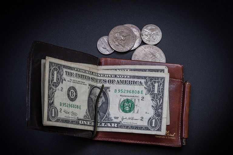 Доллар продолжает пугающе дорожать на торгах БВФБ в среду, 6 декабря