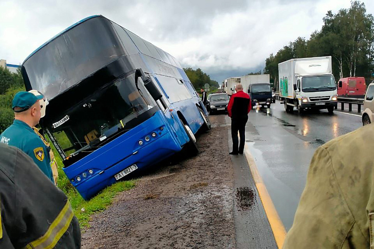 Пассажирский автобус с пассажирами из Беларуси съехал в кювет под Калугой