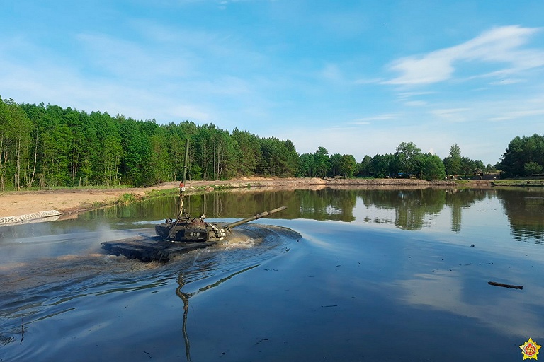 Как танки преодолевают водную преграду – показало Минобороны Беларуси