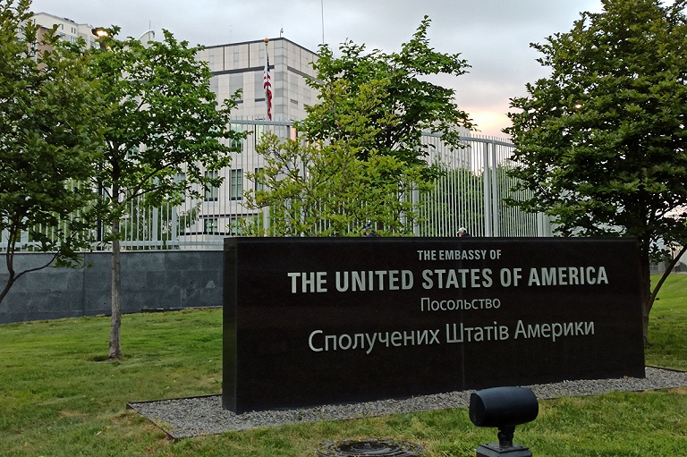 Посольство США призывает американцев немедленно покинуть Украину