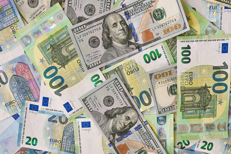 Доллар и евро существенно подросли на торгах в Беларуси 20 декабря