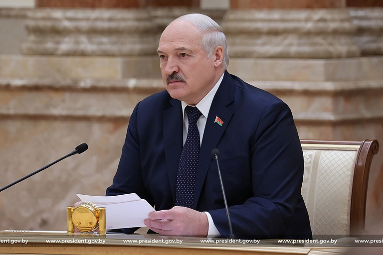 Лукашенко пообещал оторвать голову любому, кто нарушит мир в Беларуси