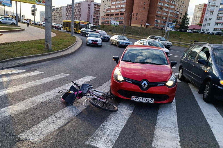Легковушка сбила велосипедиста с ребенком в Минске