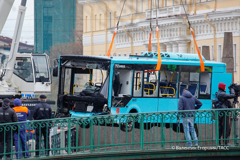 В Петербурге рейсовый автобус рухнул в реку: собрали все подробности трагедии