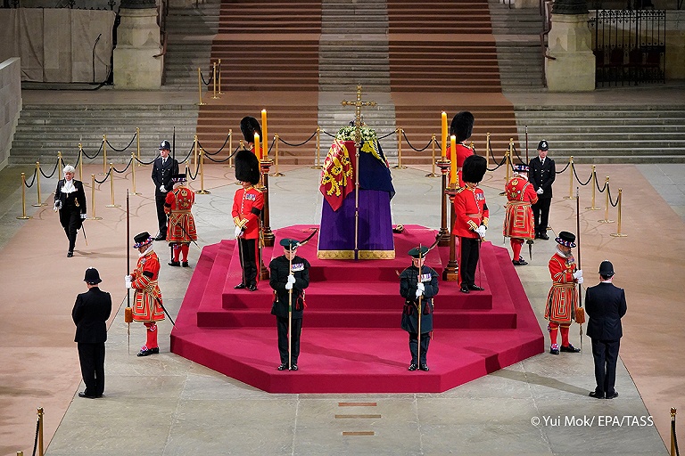 Великобритания прощается с Елизаветой II, королеву похоронят в Виндзоре