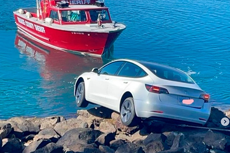 Водитель Tesla перепутал газ с тормозом и чуть не свалился в гавань