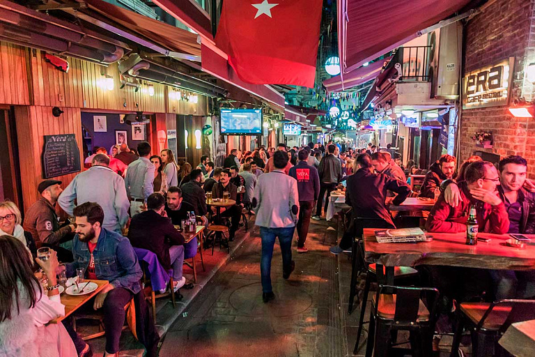 Коктейль по цене айфона – как туристов обманывали в стамбульском баре