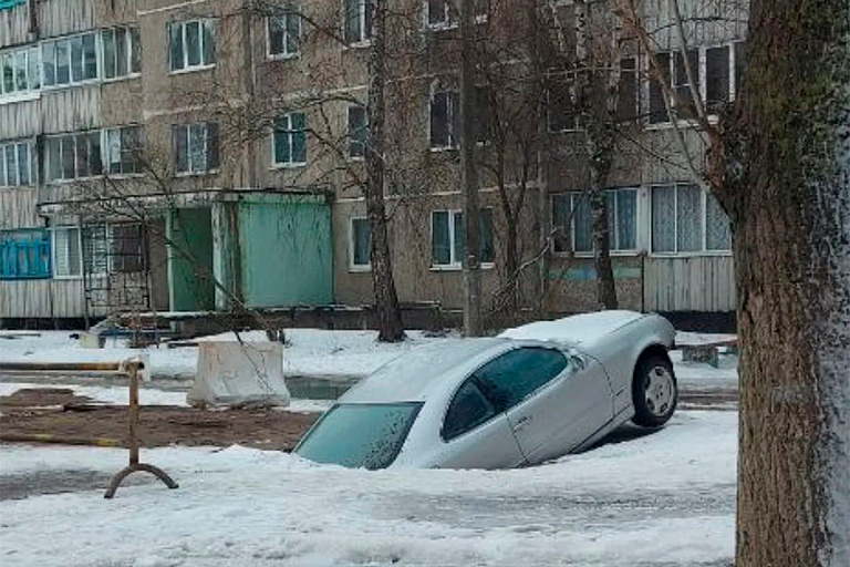 Авто провалилось под землю в Борисове