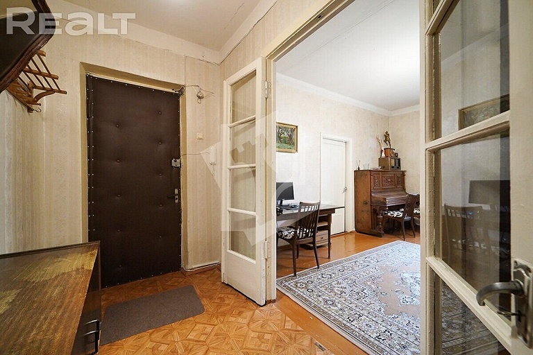 В Минске продают квартиру с пианино 1905 года и старой немецкой мебелью