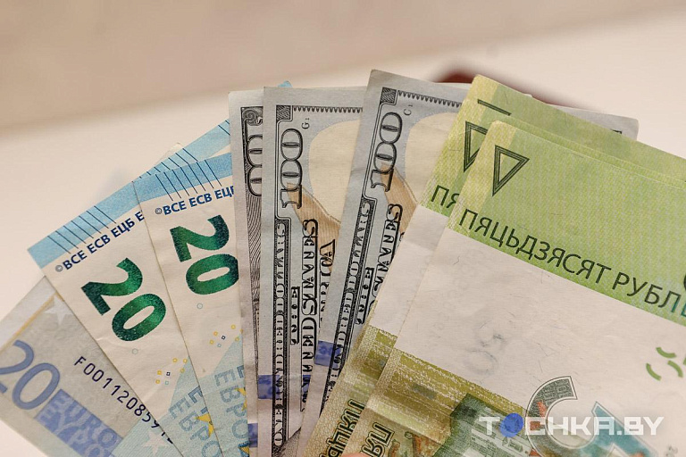 Белорусский рубль подрос к доллару в начале недели