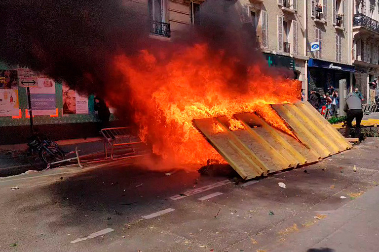 Полиция в Париже применила слезоточивый газ против демонстрантов