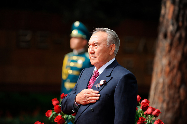 Нурсултана Назарбаева лишили очередных полномочий
