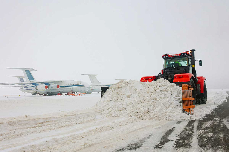 Национальный аэропорт "Минск" засыпает снегом – как работает авиагавань