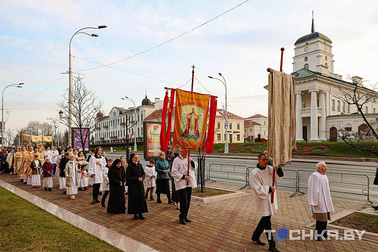 Сотни католиков на рассвете прошли крестным ходом по центру Минска – фотофакт
