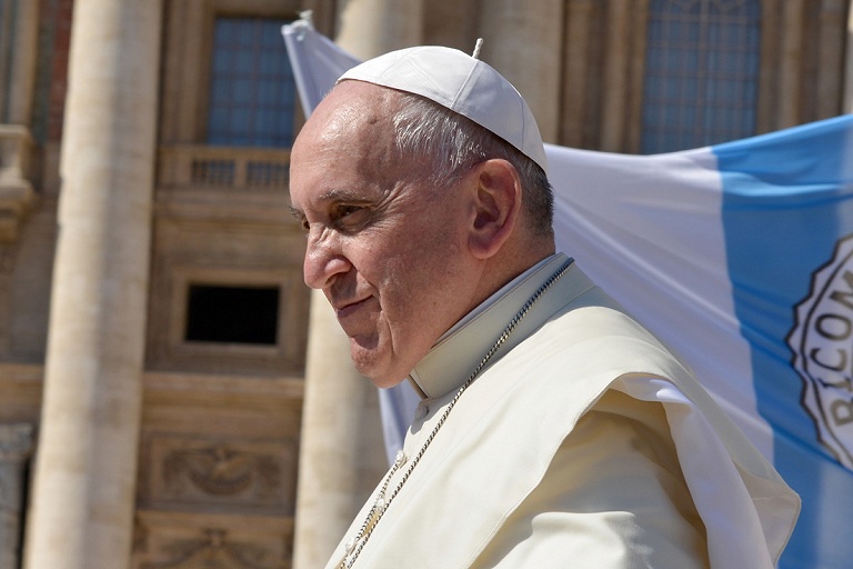Папа Римский попал в больницу – он не может ходить