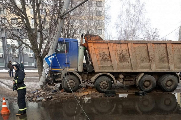 В Могилеве грузовик снес легковушку и врезался в дерево