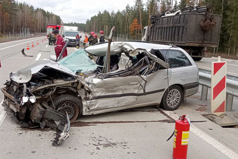 В Логойском районе Toyota влетела в ГАЗ дорожников – водитель погиб