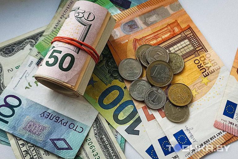 Доллар вырос, евро упал: итоги торгов 1 марта
