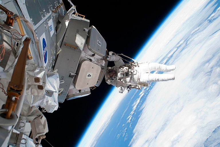 Беларусь сама выбирает космонавта для полета на орбиту – Рогозин