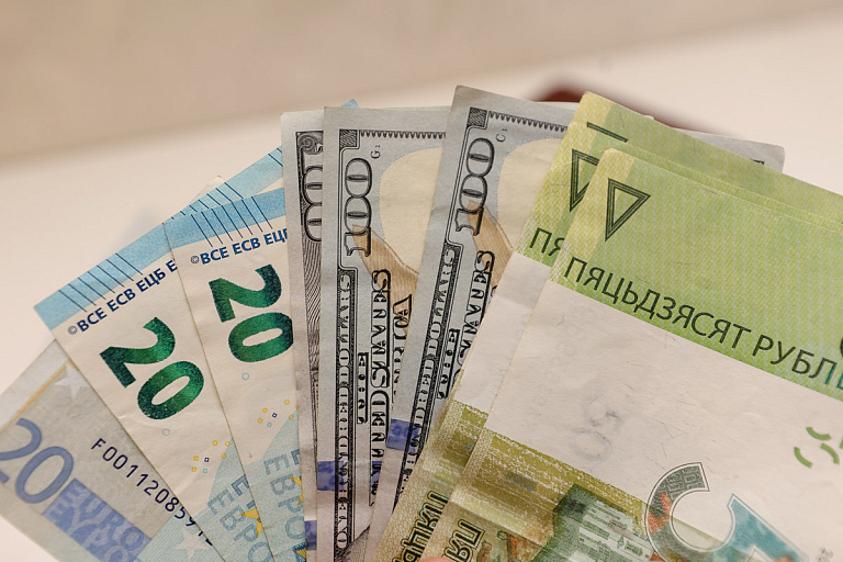 Белорусский рубль ослаб ко всем основным валютам на торгах 4 января