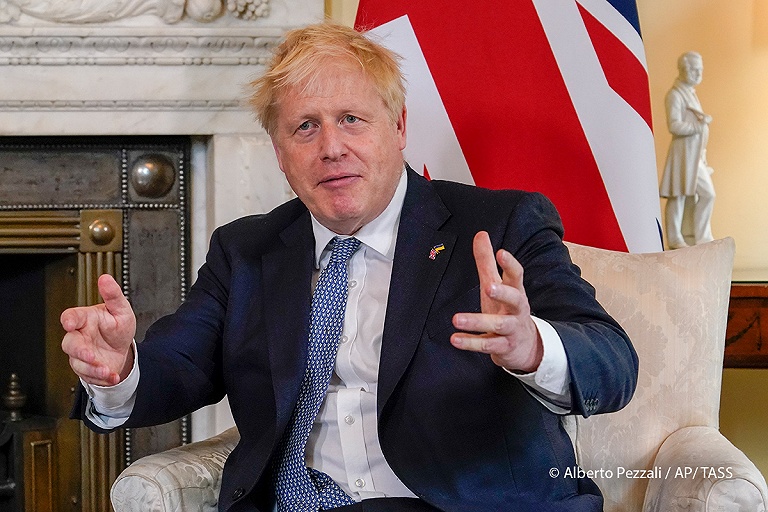 Джонсон остается: британский премьер получил вотум доверия