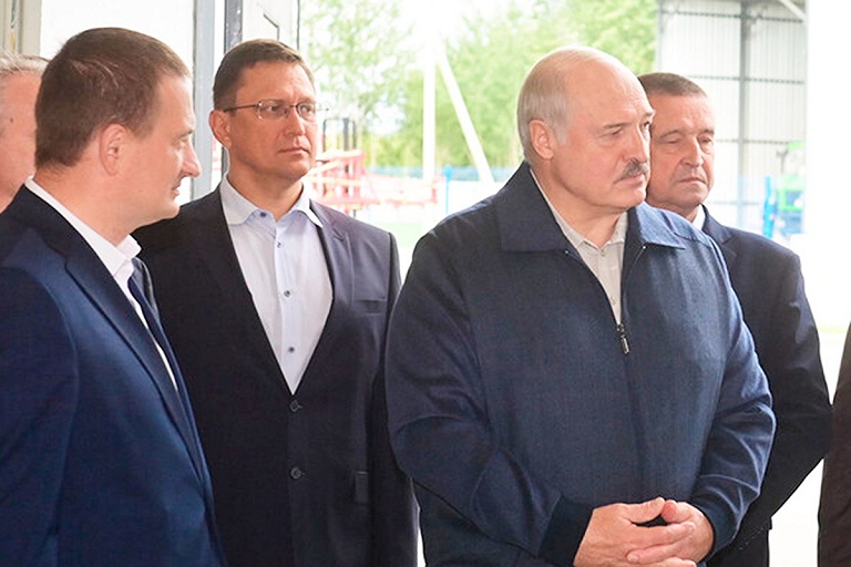 Лукашенко посоветовал властям Сербии не пытаться усидеть на трех стульях