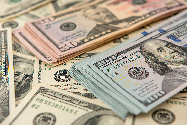 Доллар резко вырос на последних торгах недели