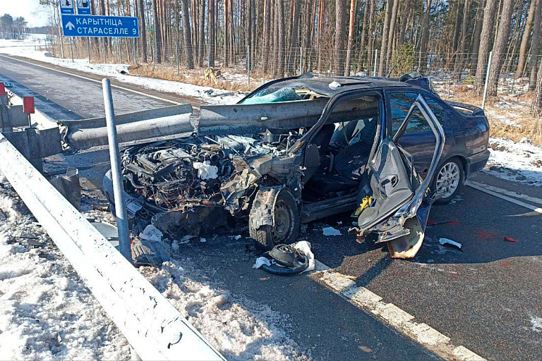 Ограждение пробило авто насквозь во время ДТП в Белыничском районе