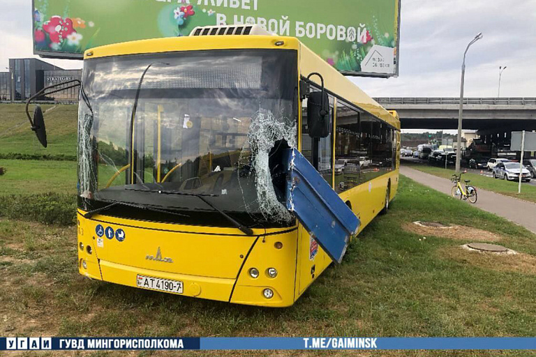 В Минске пассажирский автобус столкнулся с грузовиком