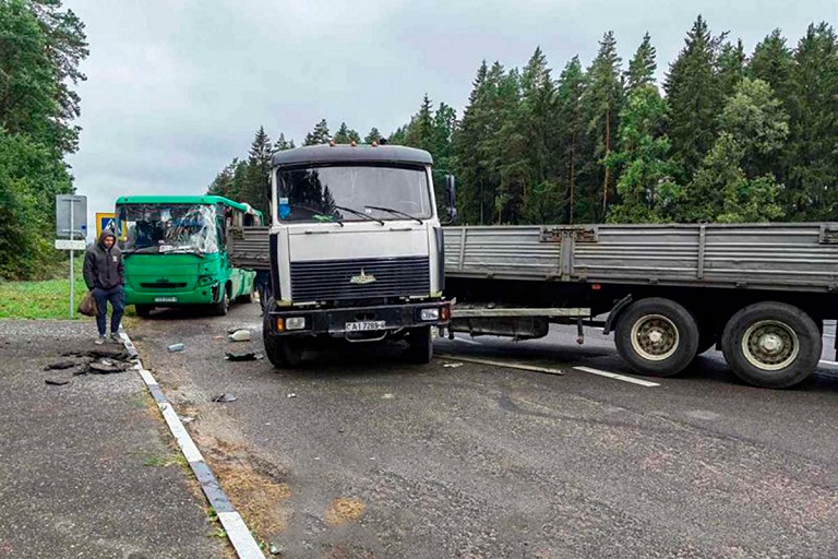 Под Лидой МАЗ протаранил автобус с пассажирами – есть пострадавшие