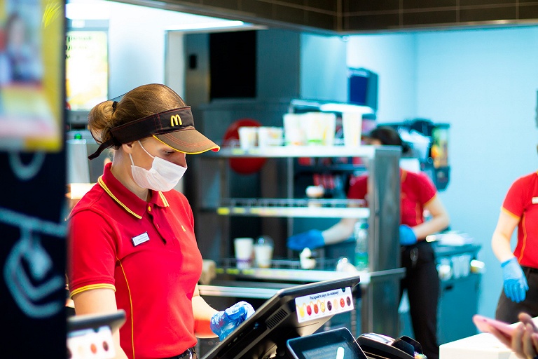 Новый McDonald's в России ищет сотрудников