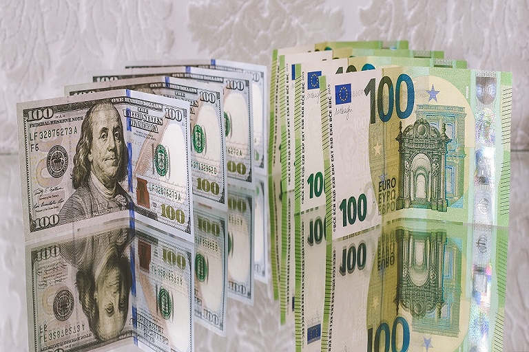 Курсы валют 8 декабря: евро и рубль подросли, юань и доллар подешевели