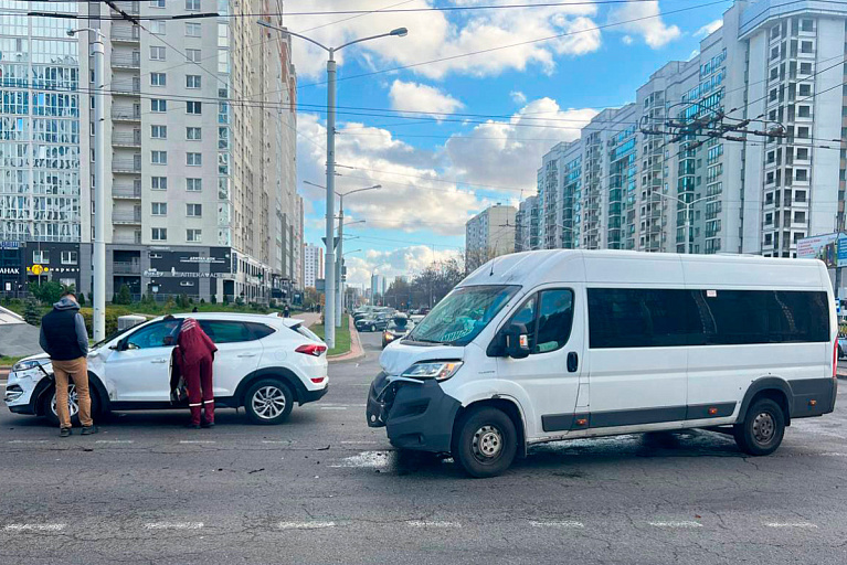 В Минске маршрутка столкнулась с легковушкой – есть пострадавшие