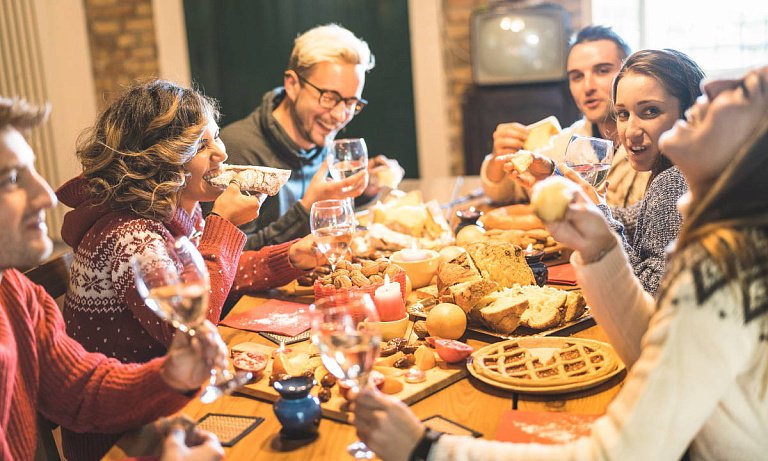 Новогоднее чревоугодие: диетолог – о главных опасностях праздничного стола