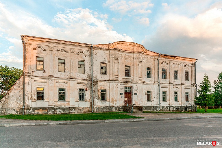 Дворец Радзивиллов в Дятлово продают за 96 рублей