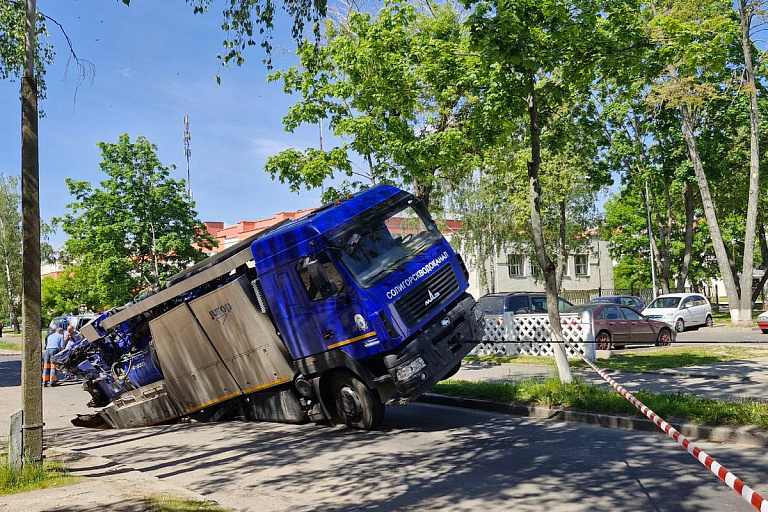 В Солигорске служебный автомобиль "Водоканала" провалился под землю