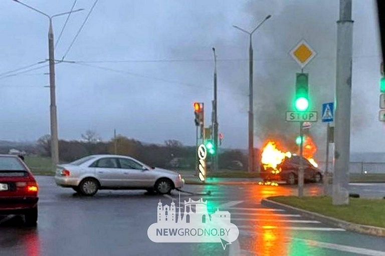 В Гродно машина горела открытым пламенем