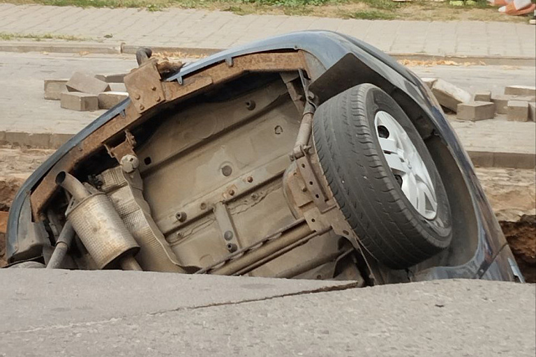 Автомобиль ушел под землю в Бобруйске – видео